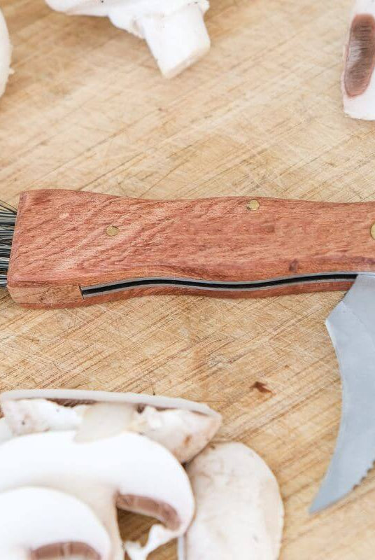 Couteau à Champignon 17cm à Personnaliser - My Bambou sur une planche avec des champignons.
