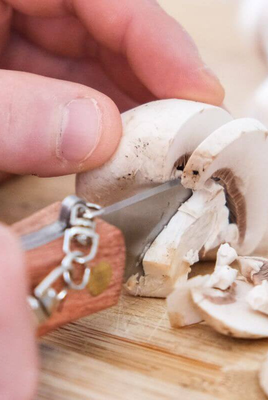 Couteau à Champignon 17cm à Personnaliser - My Bambou en action, tranchant des champignons frais.