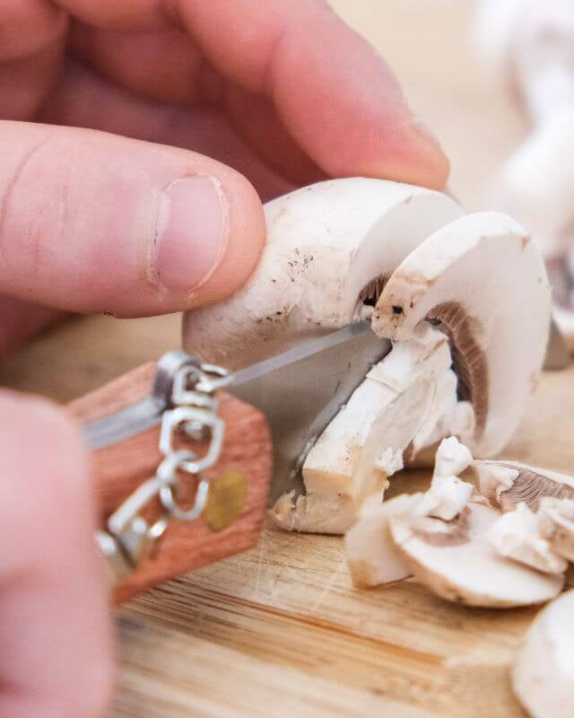Couteau à Champignon 17cm à Personnaliser - My Bambou en action, tranchant des champignons frais.