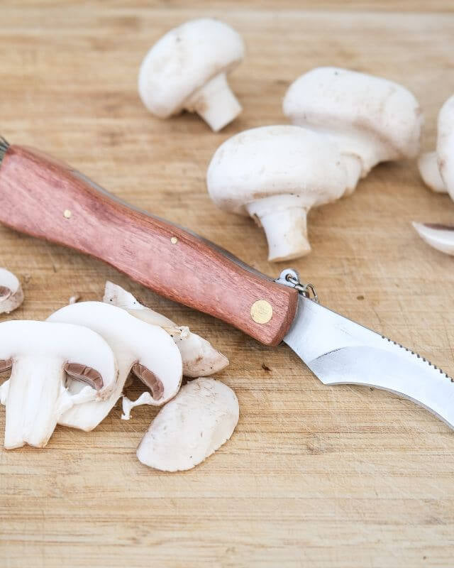 Couteau à Champignon 22cm à Personnaliser - My Bambou avec champignons frais coupés sur une planche en bois.