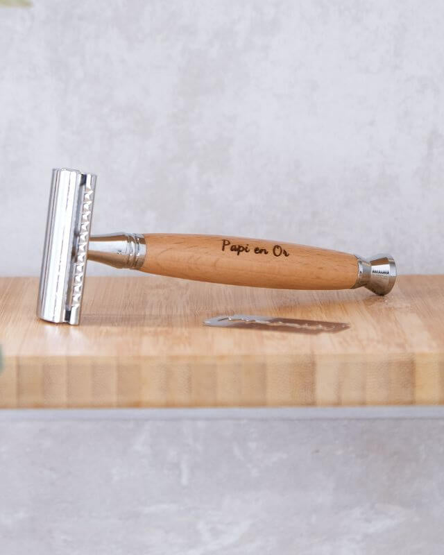 Rasoir de Sûreté à Personnaliser - My Bambou avec manche en bois naturel et tête en alliage de zinc sur une étagère en bois.