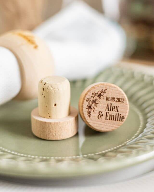 Bouchons de Vin à Personnaliser pour Mariage - My Bambou élégants sur une assiette, gravés avec noms et date.