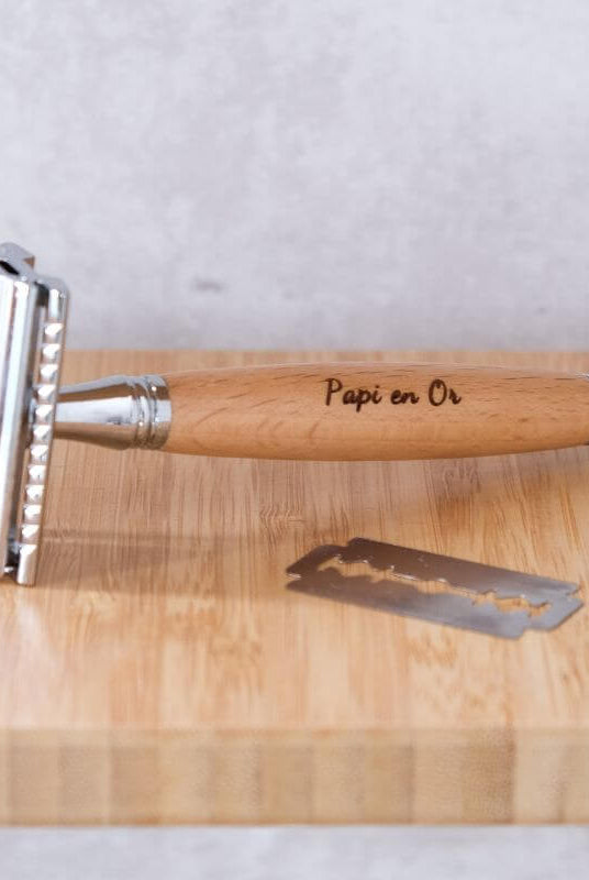 Rasoir de Sûreté à Personnaliser - My Bambou avec manche en bois gravé 'Papi en Or' sur une planche en bambou.