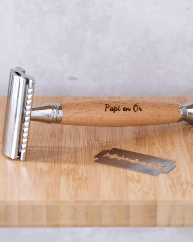 Rasoir de Sûreté à Personnaliser - My Bambou avec manche en bois gravé 'Papi en Or' sur une planche en bambou.
