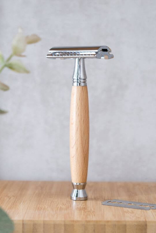 Rasoir de Sûreté à Personnaliser - My Bambou avec manche en bois naturel et tête en alliage de zinc sur fond neutre.