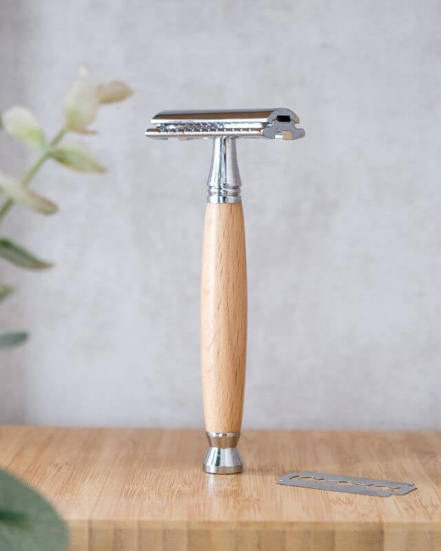 Rasoir de Sûreté à Personnaliser - My Bambou avec manche en bois naturel et tête en alliage de zinc sur fond neutre.