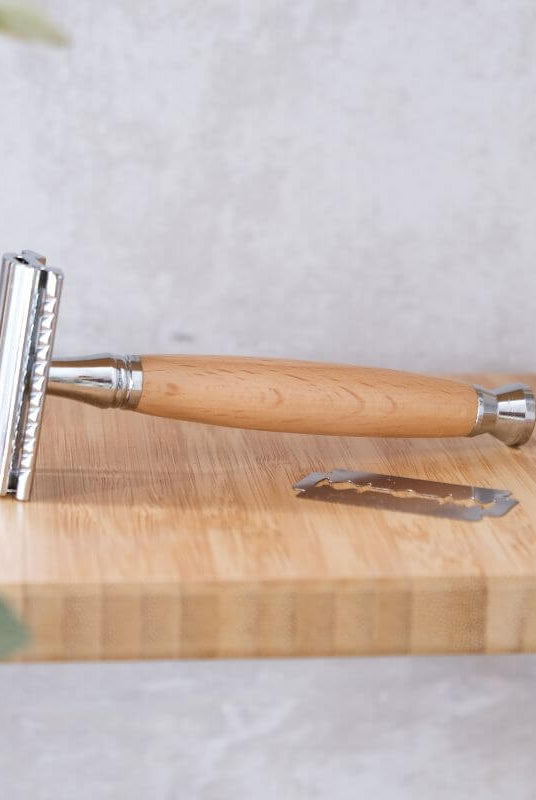 Rasoir de Sûreté à Personnaliser - My Bambou avec manche en bois naturel sur étagère en bambou.