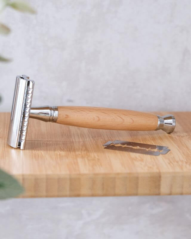 Rasoir de Sûreté à Personnaliser - My Bambou avec manche en bois naturel sur étagère en bambou.