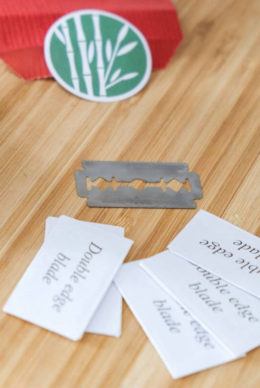 Rasoir de Sûreté à Personnaliser - My Bambou, lames double tranchant sur une surface en bois.