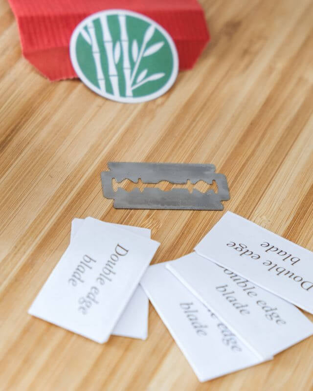 Rasoir de Sûreté à Personnaliser - My Bambou, lames double tranchant sur une surface en bois.