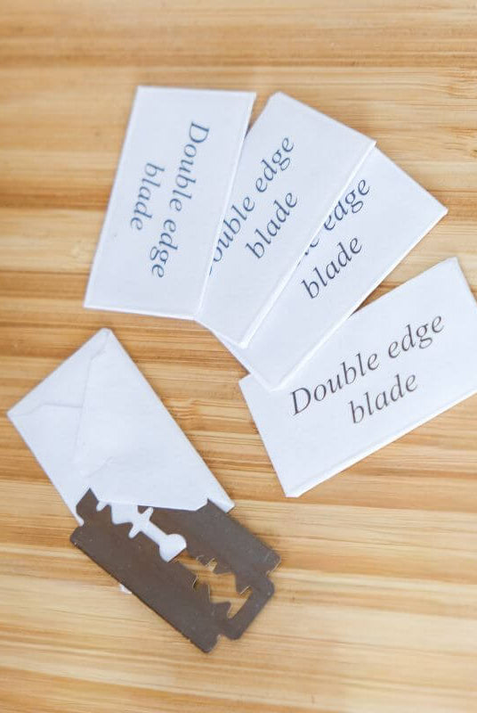 Rasoir de Sûreté à Personnaliser - My Bambou with double edge blades on a wooden surface.