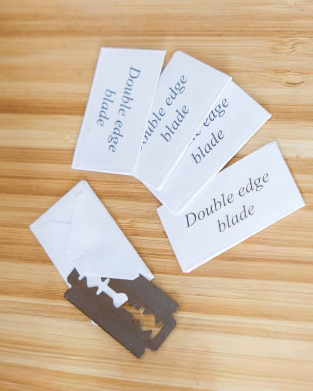 Rasoir de Sûreté à Personnaliser - My Bambou with double edge blades on a wooden surface.