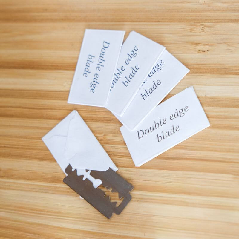 Rasoir de Sûreté à Personnaliser - My Bambou with double edge blades on a wooden surface.