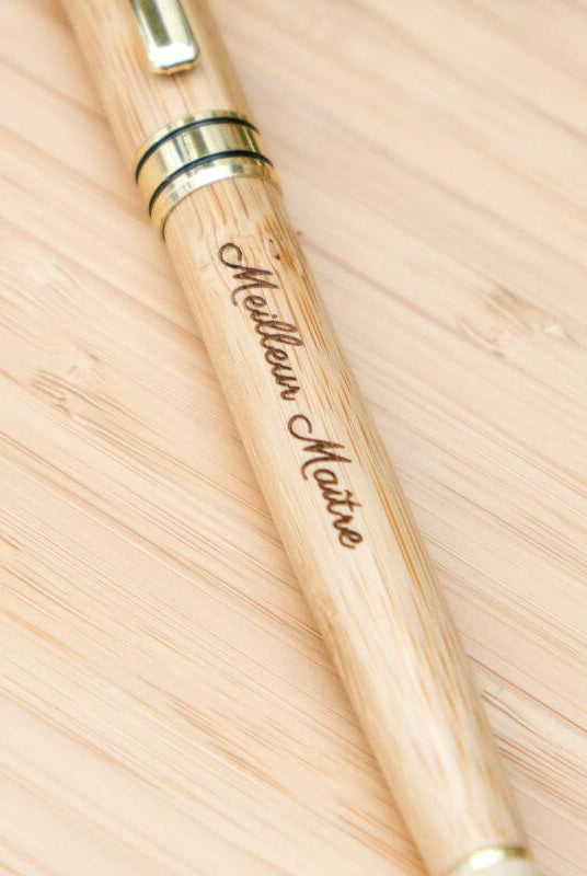 Stylo Plume à Personnaliser - My Bambou en bambou naturel avec gravure élégante sur la surface.