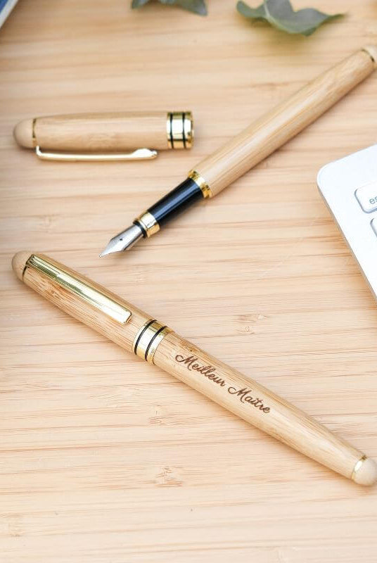 Stylo Plume à Personnaliser - My Bambou sur un bureau en bois, élégant et écologique.