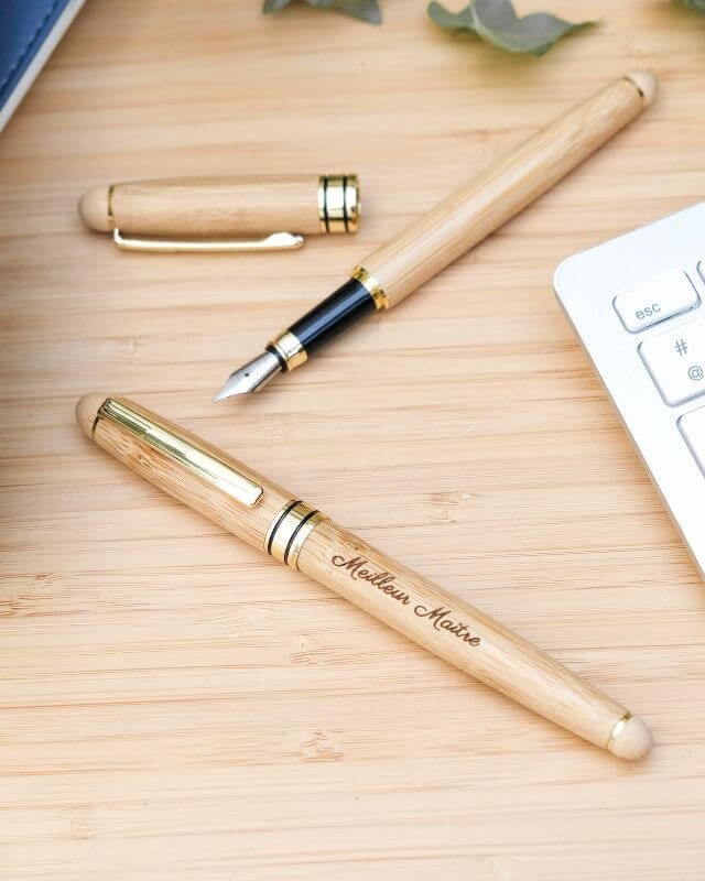 Stylo Plume à Personnaliser - My Bambou sur un bureau en bois, élégant et écologique.
