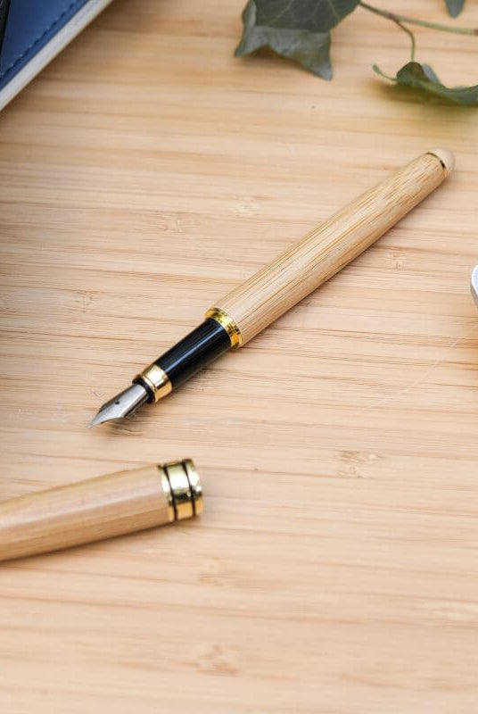 Stylo Plume à Personnaliser - My Bambou sur un bureau en bambou, élégant et écologique.