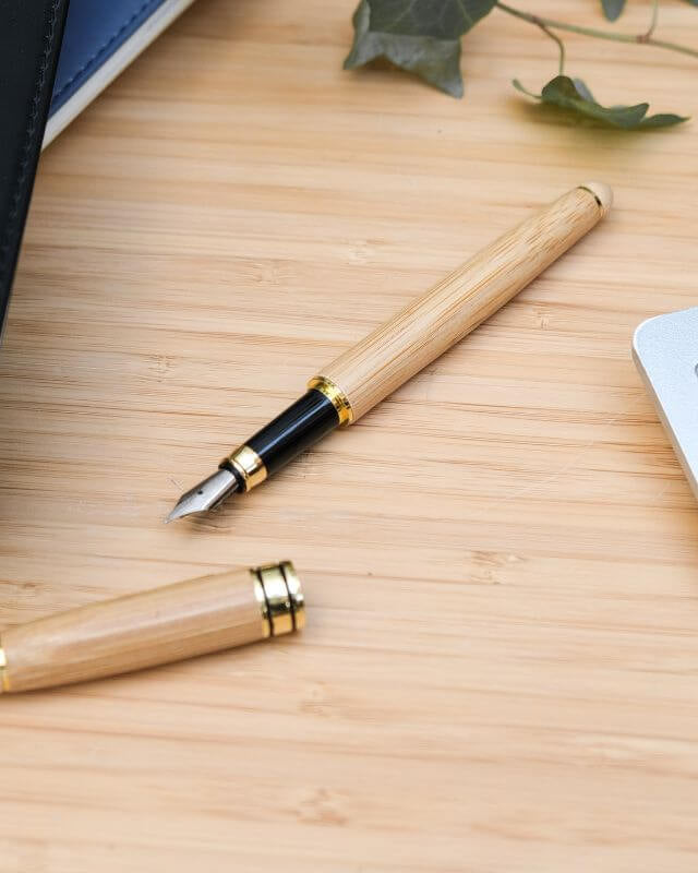 Stylo Plume à Personnaliser - My Bambou sur un bureau en bambou, élégant et écologique.