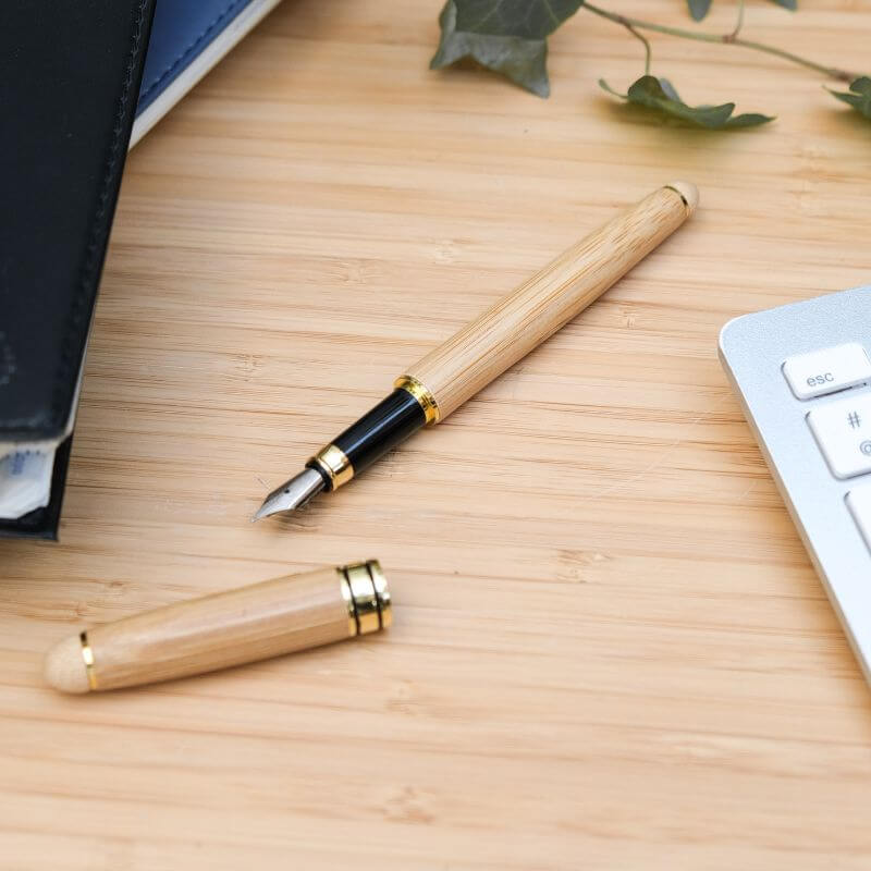 Stylo Plume à Personnaliser - My Bambou sur un bureau en bambou, élégant et écologique.