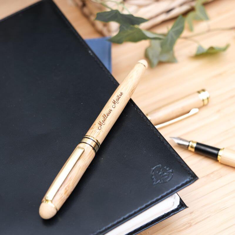 Stylo Plume à Personnaliser - My Bambou posé sur un carnet noir, mettant en valeur son design élégant et écologique.