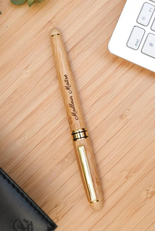 Stylo Plume à Personnaliser - My Bambou sur une surface en bois, élégant et écologique.