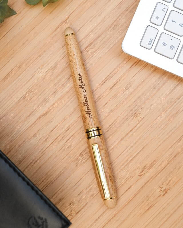 Stylo Plume à Personnaliser - My Bambou sur une surface en bois, élégant et écologique.