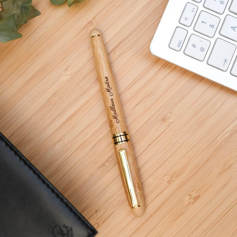 Stylo Plume à Personnaliser - My Bambou sur une surface en bois, élégant et écologique.