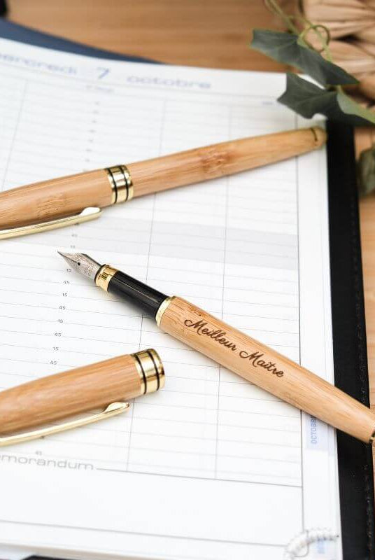 Stylo Plume à Personnaliser - My Bambou, belle écriture en bambou sur un bureau élégant.