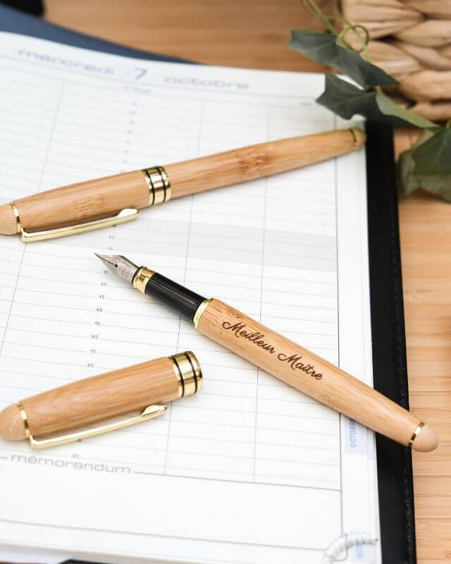 Stylo Plume à Personnaliser - My Bambou, belle écriture en bambou sur un bureau élégant.