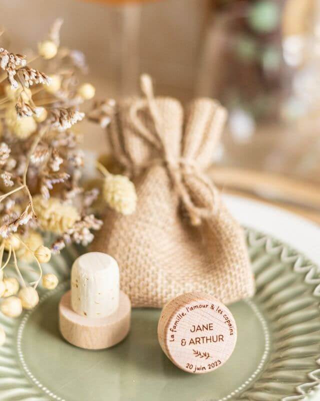 Bouchons de Vin à Personnaliser pour Mariage - My Bambou sur assiette avec bouquet séché.