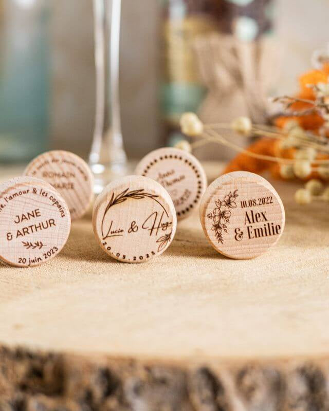 Bouchons de Vin à Personnaliser pour Mariage - My Bambou, souvenirs élégants en bois de hêtre, gravés avec soin.