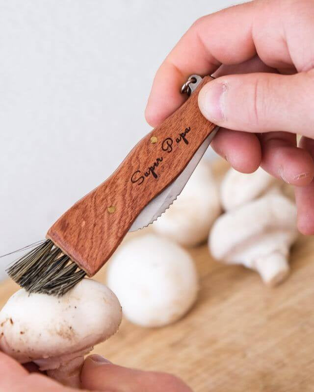 Couteau à Champignon 17cm à Personnaliser - My Bambou utilisé pour nettoyer des champignons frais.