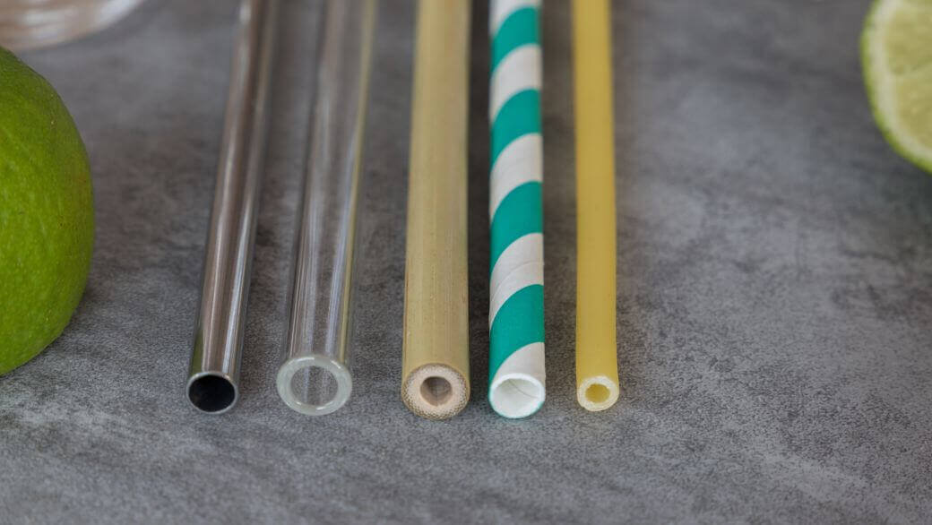 Comparaison de pailles réutilisables : bambou vs blé, verre, inox et carton