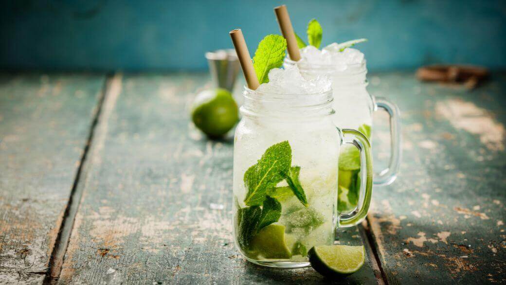 Rafraîchissez votre été avec notre recette de cocktail Mojito Tropical et notre paille en bambou écologique