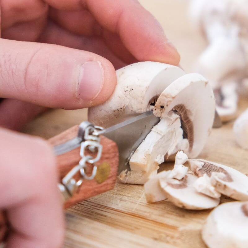 Couteau à Champignon 17cm à Personnaliser - My Bambou en action, tranchant des champignons frais.