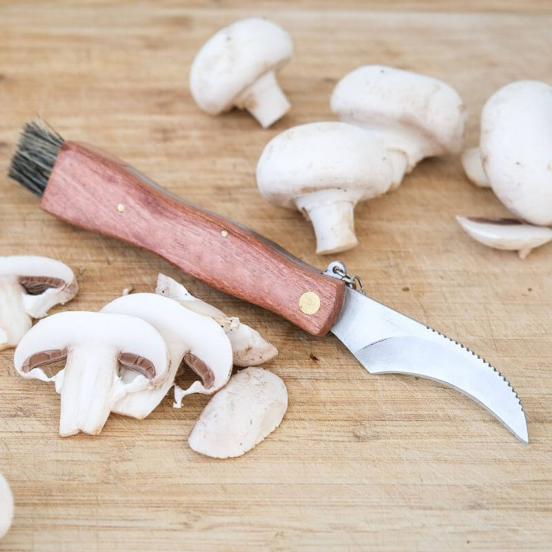 Couteau à Champignon 22cm à Personnaliser - My Bambou avec champignons frais coupés sur une planche en bois.