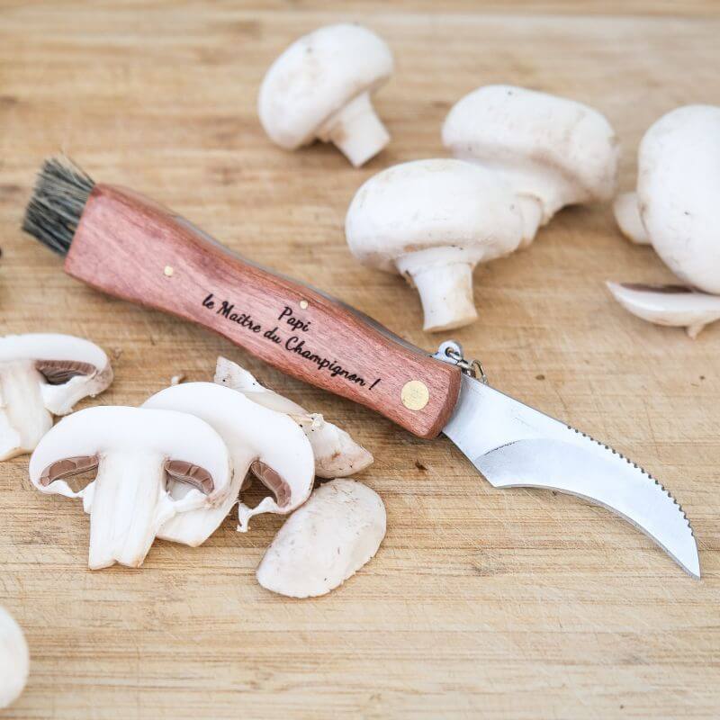 Couteau à Champignon 22cm à Personnaliser - My Bambou, sur une planche avec des champignons frais.