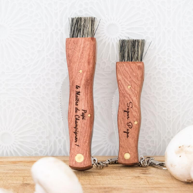 Couteau à Champignon 22cm à Personnaliser - My Bambou, duo de brosses en bois Rosewood pour champignons sur un fond clair.
