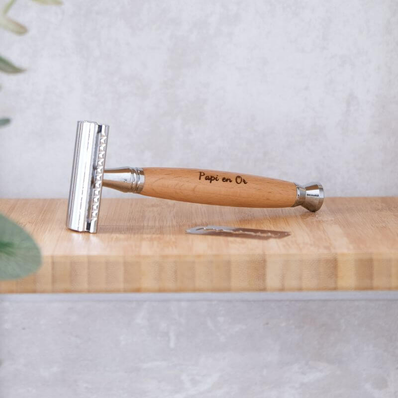 Rasoir de Sûreté à Personnaliser - My Bambou avec manche en bois naturel et tête en alliage de zinc sur une étagère en bois.