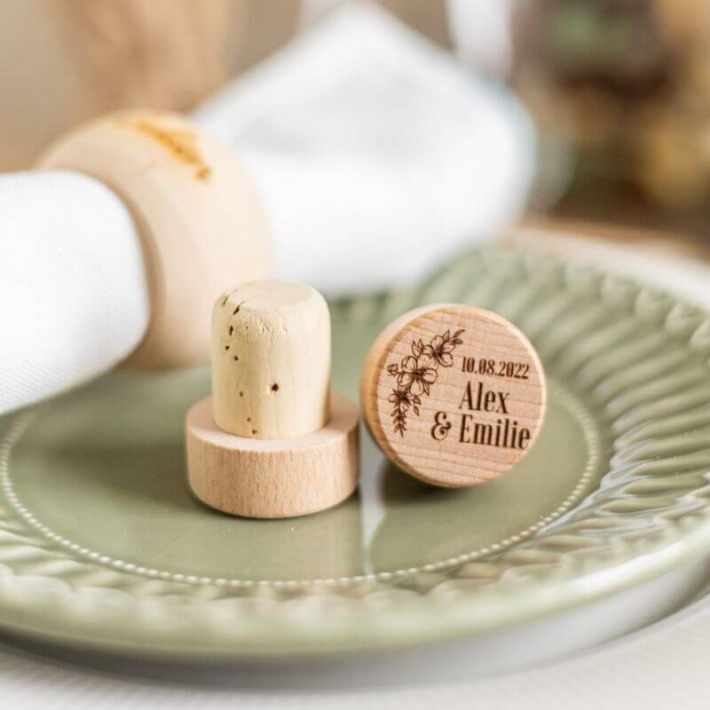 Bouchons de Vin à Personnaliser pour Mariage - My Bambou élégants sur une assiette, gravés avec noms et date.