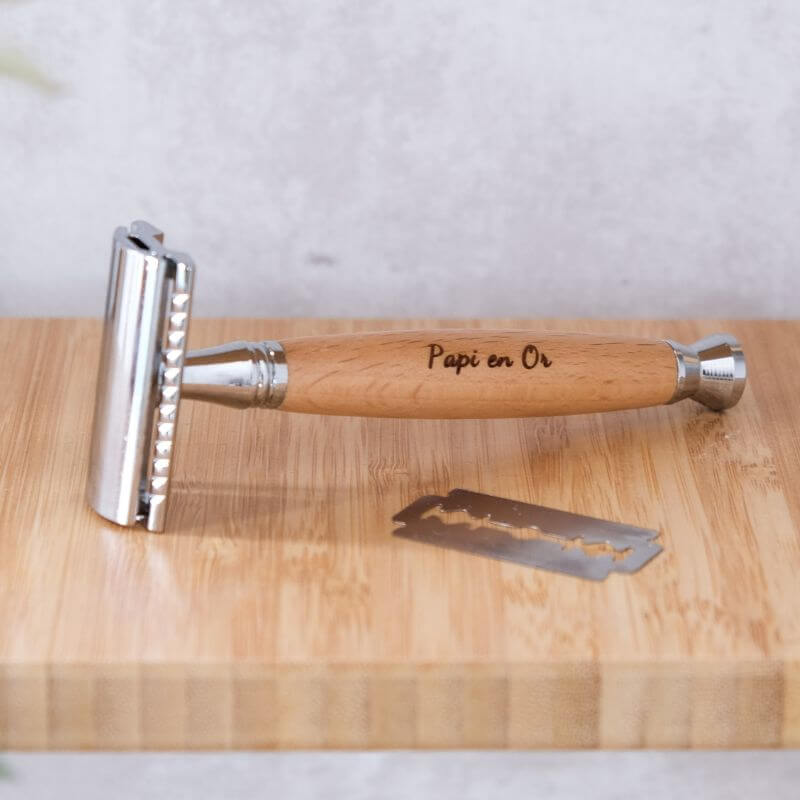 Rasoir de Sûreté à Personnaliser - My Bambou avec manche en bois gravé 'Papi en Or' sur une planche en bambou.