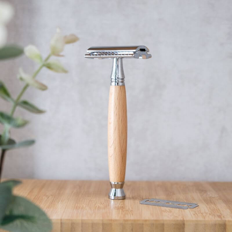 Rasoir de Sûreté à Personnaliser - My Bambou avec manche en bois naturel et tête en alliage de zinc sur fond neutre.