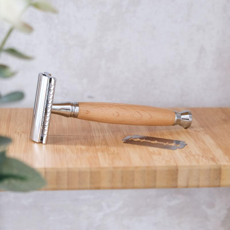 Rasoir de Sûreté à Personnaliser - My Bambou avec manche en bois naturel sur étagère en bambou.