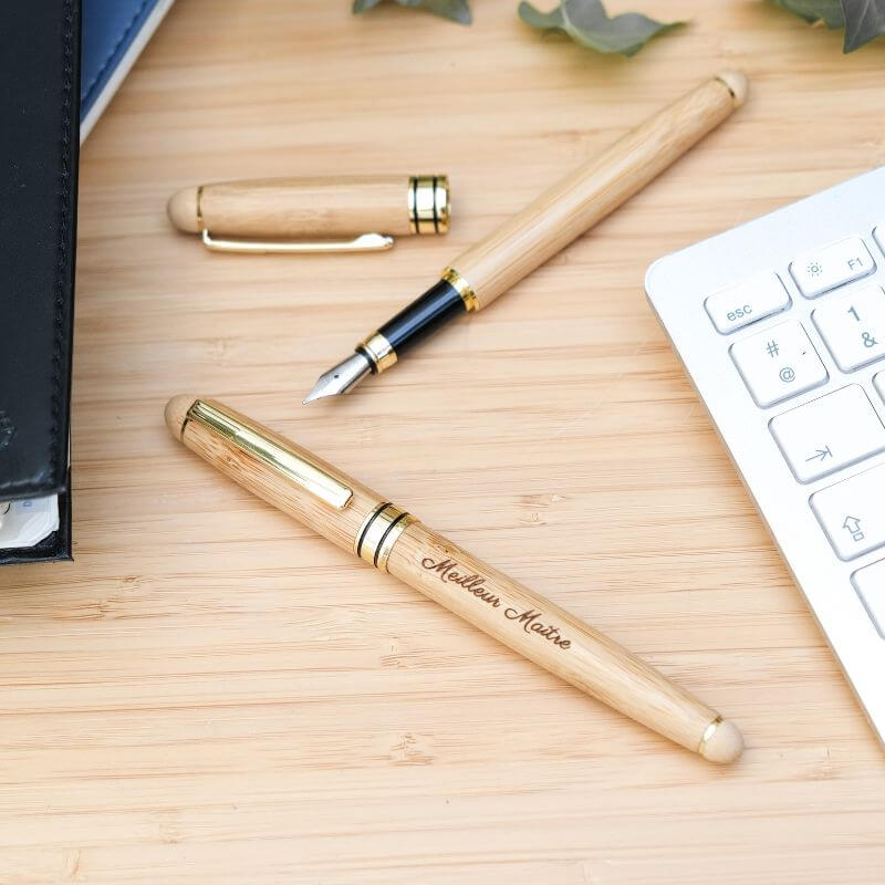 Stylo Plume à Personnaliser - My Bambou sur un bureau en bois, élégant et écologique.