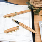 Stylo Plume à Personnaliser - My Bambou, belle écriture en bambou sur un bureau élégant.