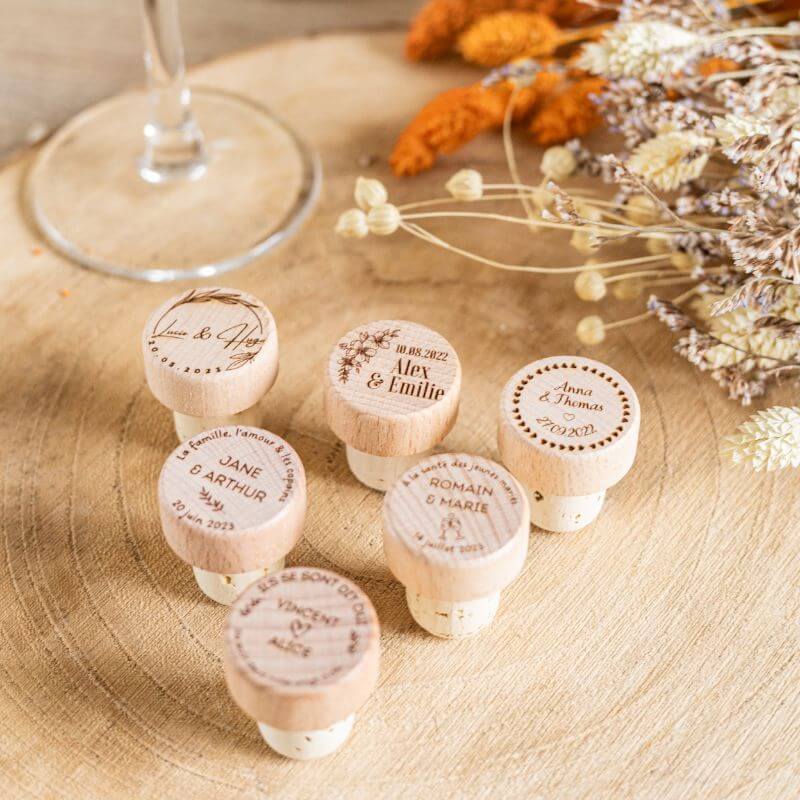 Bouchons de Vin à Personnaliser pour Mariage - My Bambou, gravés avec des noms et dates pour une touche unique.