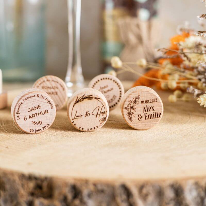 Bouchons de Vin à Personnaliser pour Mariage - My Bambou, souvenirs élégants en bois de hêtre, gravés avec soin.