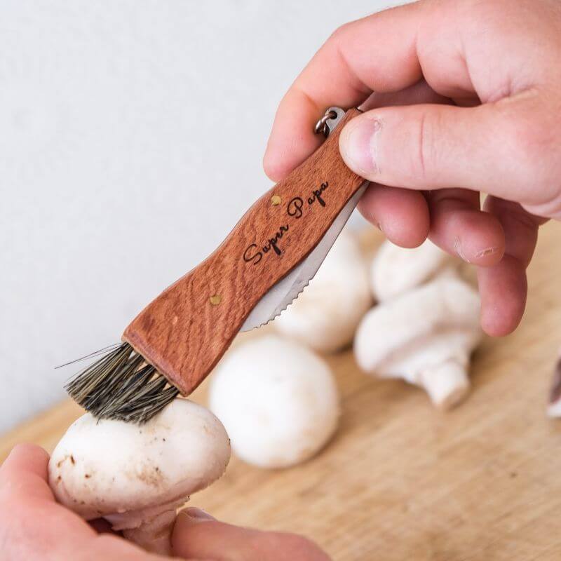Couteau à Champignon 17cm à Personnaliser - My Bambou utilisé pour nettoyer des champignons frais.